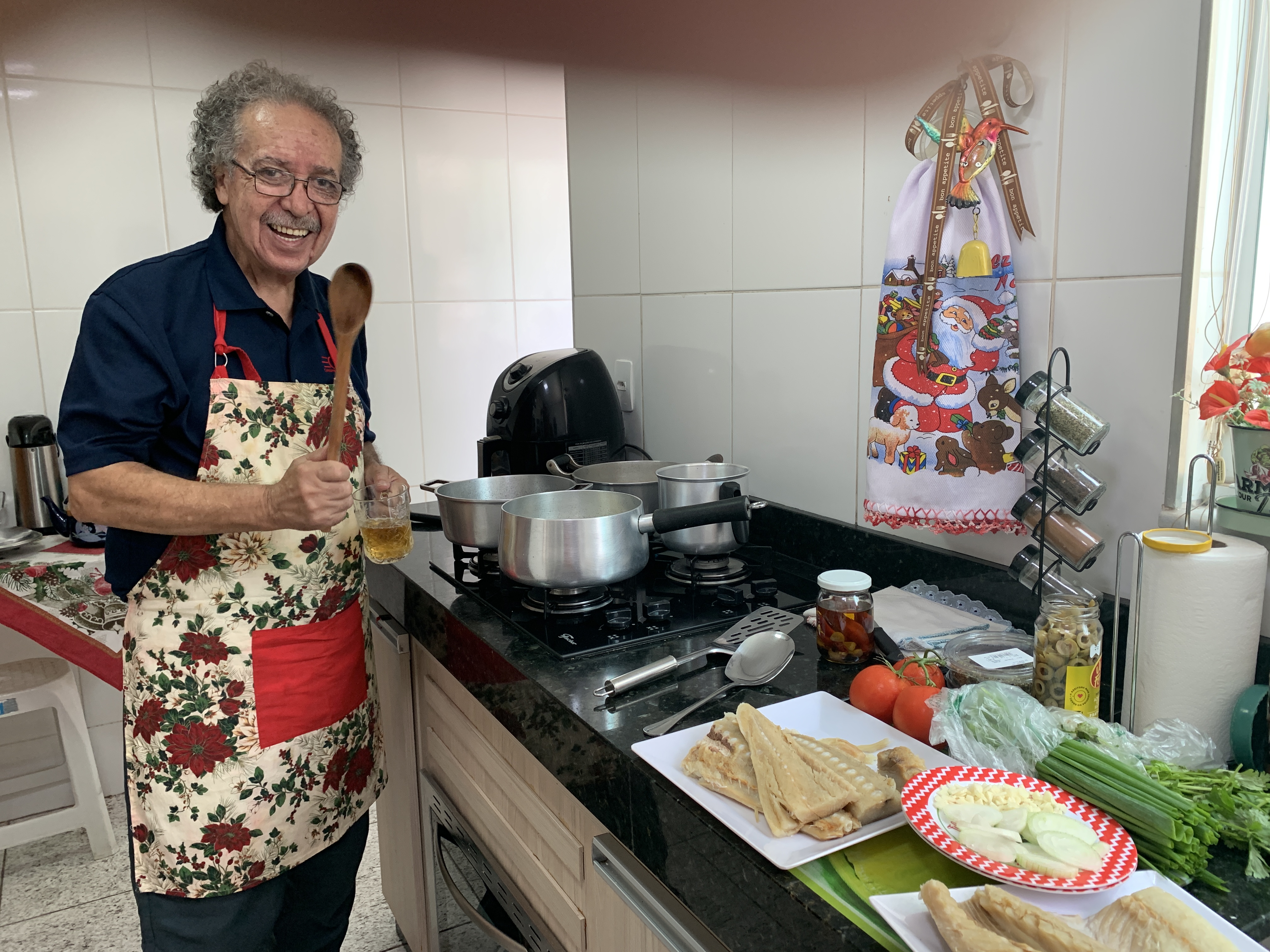 Bacalhoada a caminho: com batatas, azeite, azeitonas, tomates, cebolinha, coentro, salsa, açafrão, alho, cebola... MPB e muito riso, além das geladas. Cozinheiro também é gente. 
